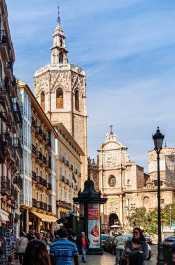 30 Ekim 2012 Valencia, İspanya - Valencia katedralindeki Torre del Micalet 'in sokak manzarası ve ön girişi ve çan kulesi. Eski kasaba bölgesinde ünlü bir cazibe merkezi. İspanya.