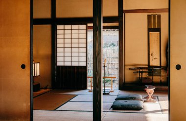 DEC 11, 2012 Chiba, JAPAN - Eski model Tatami ve Tokyo yakınlarındaki ünlü Edo Samuray köyü Sakura şehrindeki Japon Samuray evinde kayan duvar oturma odası.