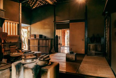 DEC 11, 2012 Chiba, JAPAN - Tokyo yakınlarındaki ünlü Edo Samuray köyü Sakura şehrindeki Japon Samuray evinde sobası olan eski model mutfak.