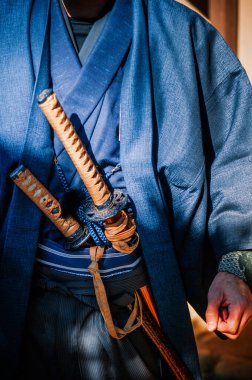 Mavi Samuray kostümlü, iki katana kılıçlı, yarı gövdeli bir Japon.