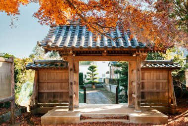 DEC 11, 2012 Chiba, JAPAN - Renkli kırmızı sonbahar yaprakları ve Samuray Köyü Sakura 'daki eski Hotta Evi' nin kapısı