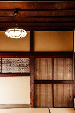 DEC 11, 2012 Chiba, JAPAN - Eski model Tatami ve Tokyo yakınlarındaki ünlü Edo Samuray köyü Sakura şehrindeki Japon Samuray evinde kayan duvar oturma odası.