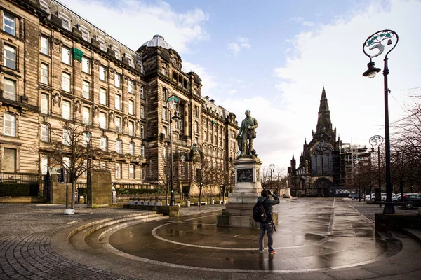 2月25 2011グラスゴー スコットランド 雨の日にデビッド リビングストン記念碑とグラスゴー大聖堂広場で観光客 グラスゴー古代都市 — ストック写真