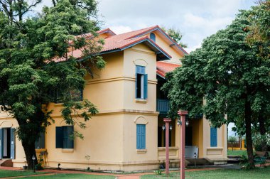 SEP 14, 2012 Nakhon Phanom, Tayland - Nakhon Phanom eski vali evi - Fransız sömürge mimari tarzı ve büyük ağacı - Tayland