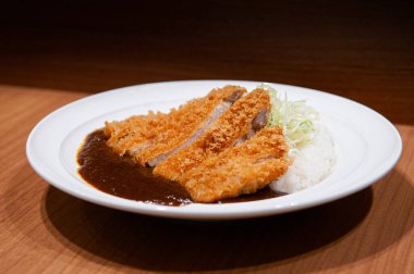 Tonkatsu Kare pilavı - Körili kızarmış domuz pirzolası - Japon sokak yemeği tarzı