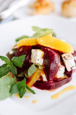 Taze portakal ve pancar salatası, Arugula ve Feta peyniri ve turunçgil suyu.