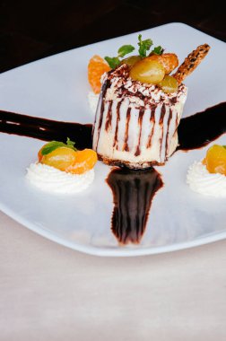 Kremalı peynirli kek, pekmezli meyve ve krem şantili krema, Bekery Cafe 'de. Yemek çekimini kapat.