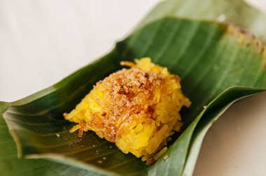 Sarı pilavlı tatlı karides ve hindistan cevizi, muz yaprağına sarılmış Tayland yerel tatlıları.