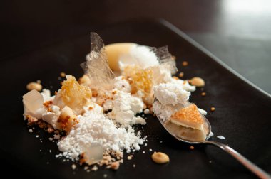 Avrupa restoranında yeniden yapılandırılmış tatlı güzel yemek stili. Detayları kapat.