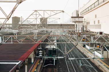 DEC 4, 2018 Koriyama, JAPAN JR banliyö treni Koriyama istasyonunda. Metal kirişli ve yüksek voltajlı elektrik kablolu hava görüntüsü