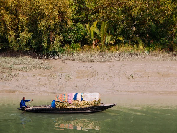 Дхака Бангладеш Местные Жители Деревянной Гребной Лодке Реке Мангровыми Лесами — стоковое фото
