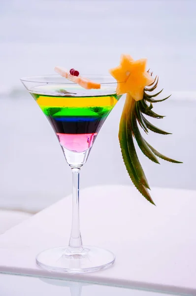 Verse Levendige Kleuren Zomer Cocktail Een Glas Witte Bar Teller — Stockfoto