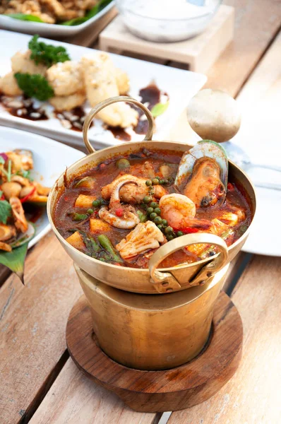 Thai Scharfes Meeresfrüchte Curry Mit Gemüse Und Kräutern Oder Kaeng — Stockfoto