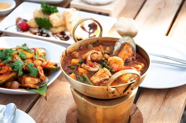 Thai Varm Och Kryddig Skaldjur Curry Med Grönsaker Och Örter — Stockfoto