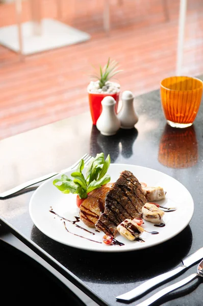 Filete Lubina Con Patata Parrilla Salsa Balsámica Reducida Plato Blanco —  Fotos de Stock