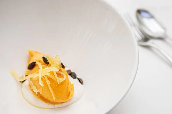 Färsk Mango Glass Sorbet Med Pumpa Frön Vit Skål Middagsbordet — Stockfoto