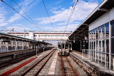 DEC 4, 2018 Kakunodate, Japonya - Aizu Wakamatsu tren istasyonu ve JR treni Koriyama 'ya kış mavi gökyüzü gününde