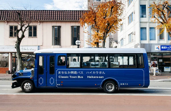 DEC 4, 2018 Aizu Wakamatsu, JAPAN - Aizu Wakamatsu tur otobüsü Machinaka, Hikara-san mavi hat üzerinde yolcu ile birlikte. Tsuruga Kalesi 'ne giden ünlü servis otobüsü..