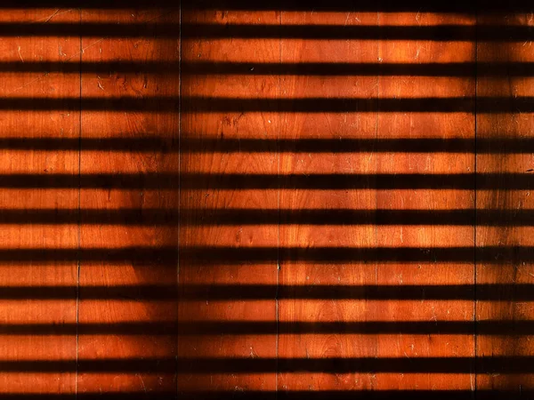 Kontrastreiche Licht Und Schattenstreifen Auf Altem Braunen Holzboden — Stockfoto
