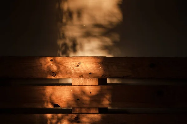 部分被阳光和阴影覆盖的木材 — 图库照片