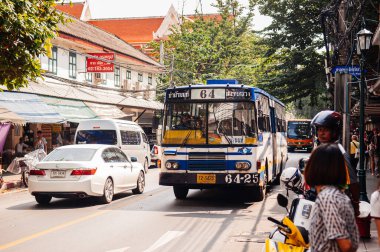 OCT 24, 2019 Bangkok, Tayland - Bangkok Caddesi, yerel otobüs ve trafiği olan birçok insan eski kasaba bölgesinde yürüyordu. Bangkok eski tarz toplu taşıma hizmeti.