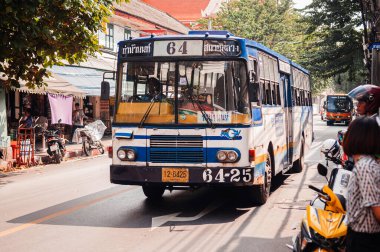 OCT 24, 2019 Bangkok, Tayland - Bangkok Caddesi, yerel otobüs ve trafiği olan birçok insan eski kasaba bölgesinde yürüyordu. Bangkok eski tarz toplu taşıma hizmeti.