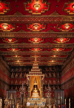 OCT 24, 2019 Bangkok, Tayland - Tayland Ulusal Müzesi Tayland antika Siyam Phra Phuttha Sihing kraliyet Buda heykeli kırmızı altın pavyonun altında altın duvar resmi ve tavan