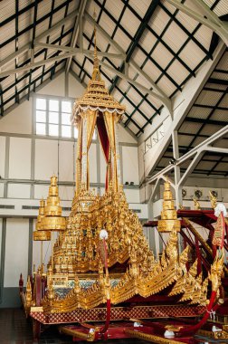 OCT 24, 2019 Bangkok, Tayland - Bangkok Ulusal Müzesi Kral Bhumibol Rama IX Altın Kraliyet arabası ve cenaze süsleri