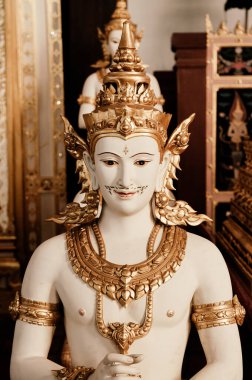 OCT 24, 2019 Bangkok, Tayland - Bangkok Ulusal Müzesi Kral Bhumibol Rama IX Kraliyet cenaze süsleri melek heykelleri