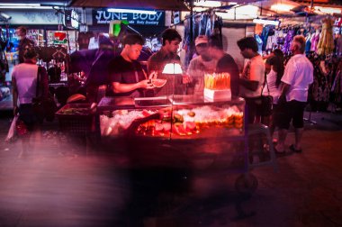 S Bangkok, Khaosan Yolu 'nun gece manzarası..