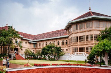 DEC 27, 2009 Bangkok, Tayland - Vimanmek Kraliyet Konağı Dusit Sarayı, dünyanın en büyük altın tik ağacı ahşap binası