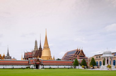 Güzel, zarif Wat Phra Kaew 'in ünlü sahnesi Bangkok Büyük Sarayı' ndaki Zümrüt Buddha Tapınağı