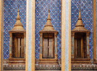 Güzel sanatkar seramik cephesi ve Bangkok Grand Palace binasının penceresi Wat Phra Kaew - Zümrüt Buda Tapınağı