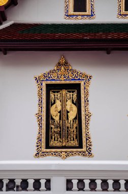 Bangkok Grand Palace binasının zarif altın zanaatkar penceresi