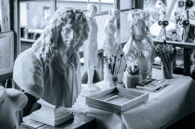 Sanatçı portresi çizimi için alçı taşı kafa ve insan anatomisi alçı taşı modeli.