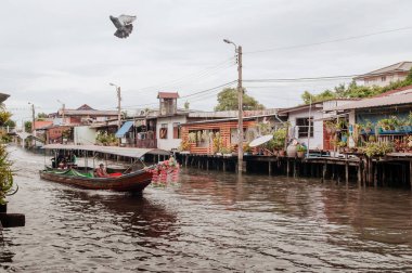 10 Temmuz 2018 Bangkok, Tayland - Banhkok kanalı (Klong), ünlü nehir ve kanal taşımacılığı