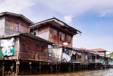 Bangkok, Tayland - Bangkok Yai Kanalı veya Klong Bang Luang yakınlarındaki Tayland ahşap evleri