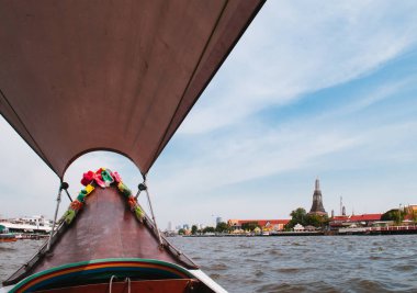 Bangkok Tarihi Wat Arun Şafak Tapınağı Chao Praya Nehri 'nde uzun kuyruk teknesinden görüldü