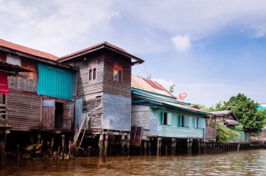 Bangkok, Tayland - Bangkok Yai Kanalı veya Klong Bang Luang yakınlarındaki Tayland ahşap evleri