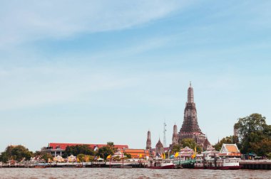 Chao Praya Nehri 'nden Bangkok Wat Arun Tapınağı görüldü. Siyah ve beyaz resim