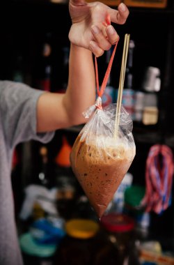 Bangkok 'taki sokak kahvecisinden gelen plastik poşette geleneksel buzlu Tayland kahvesi, yazın meşhurdur.