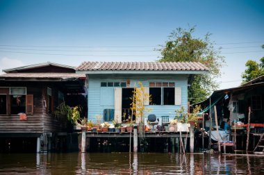 20 Nisan 2013 Bangkok, Tayland - Bangkok Yai Kanalı veya Klong Bang Luang boyunca eski renkli ahşap evler