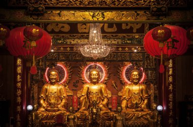 MAR 24, 2018 Bangkok - Tayland Wat Mangkon Kamalawat 'taki ünlü Çin tapınağında altın Buda heykelleri ve Çin fenerleri (Leng Noei Yi).