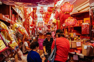 24 MAR, 2018 Bangkok - Tayland Bangkok Çin 'in Yaowarat kentindeki müşterileri ile yoğun yerel Çin fener dükkanı