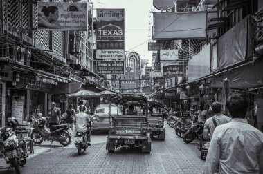 MAR 24, 2018 Bangkok - Tayland: Bangkok Çin 'in işlek caddesi - Tuk Tuk arabalı Yaowarat, insanlar, siyah beyaz motosikletler