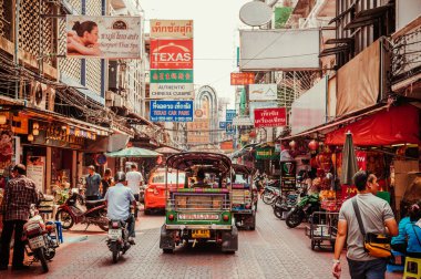 MAR 24, 2018 Bangkok - Tayland: Bangkok Çin 'in işlek caddesi - Tuk Tuk arabalı Yaowarat, insanlar, siyah beyaz motosikletler