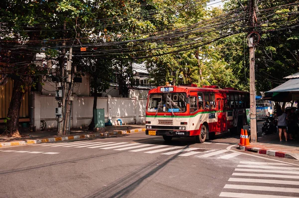 2019年10月24日タイ バンコク旧市街地に地元の公共シャトルバスがあるバンコクストリート バンコク旧型大量公共交通機関 — ストック写真