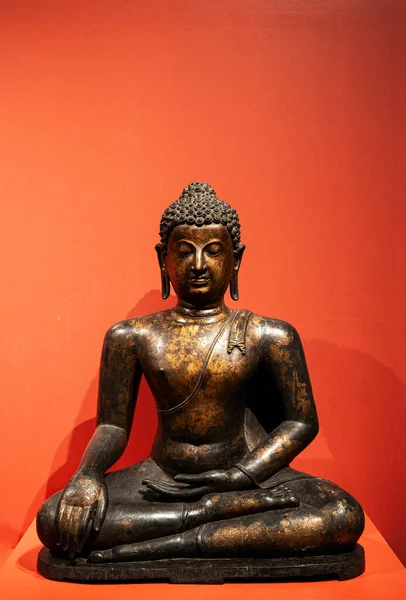 OCT 24, 2019 Bangkok, Tayland - Bangkok Ulusal Müzesi Tayland eski antik Siyam kraliyet Buda heykelleri kırmızı arkaplan