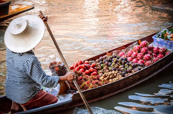 Frutas Venta Barco Flotante Mercado Tailandia Damnoen Saduak Mercado Flotante —  Fotos de Stock