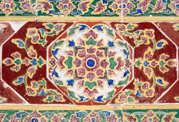 Γραφικά Πολύχρωμα Κεραμικά Διακοσμητικά Ψηφιδωτά Πλακάκια Του Κτιρίου Grand Palace — Φωτογραφία Αρχείου